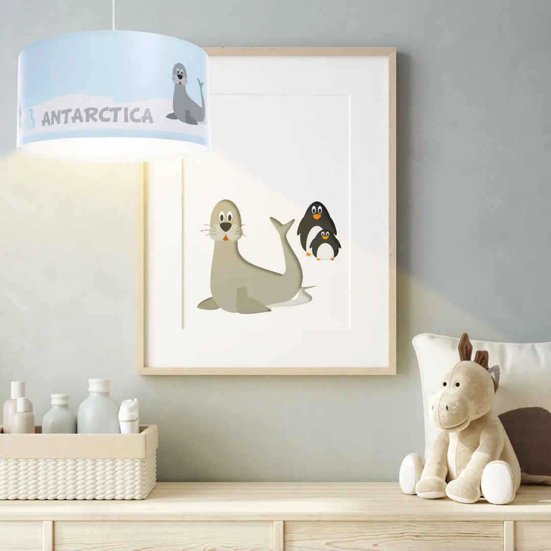 Suspension luminaire sweet dreams photo bleu clair avec abat-jour cylindrique blanc décoré d’un phoque et texte antarctica gris