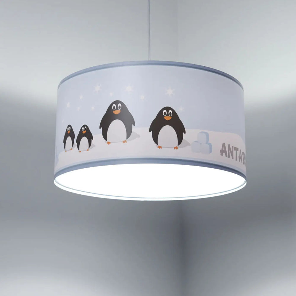 Suspension luminaire cylindrique avec abat-jour tissu bleu clair blanc à motifs pingouins et lettrage antar gris