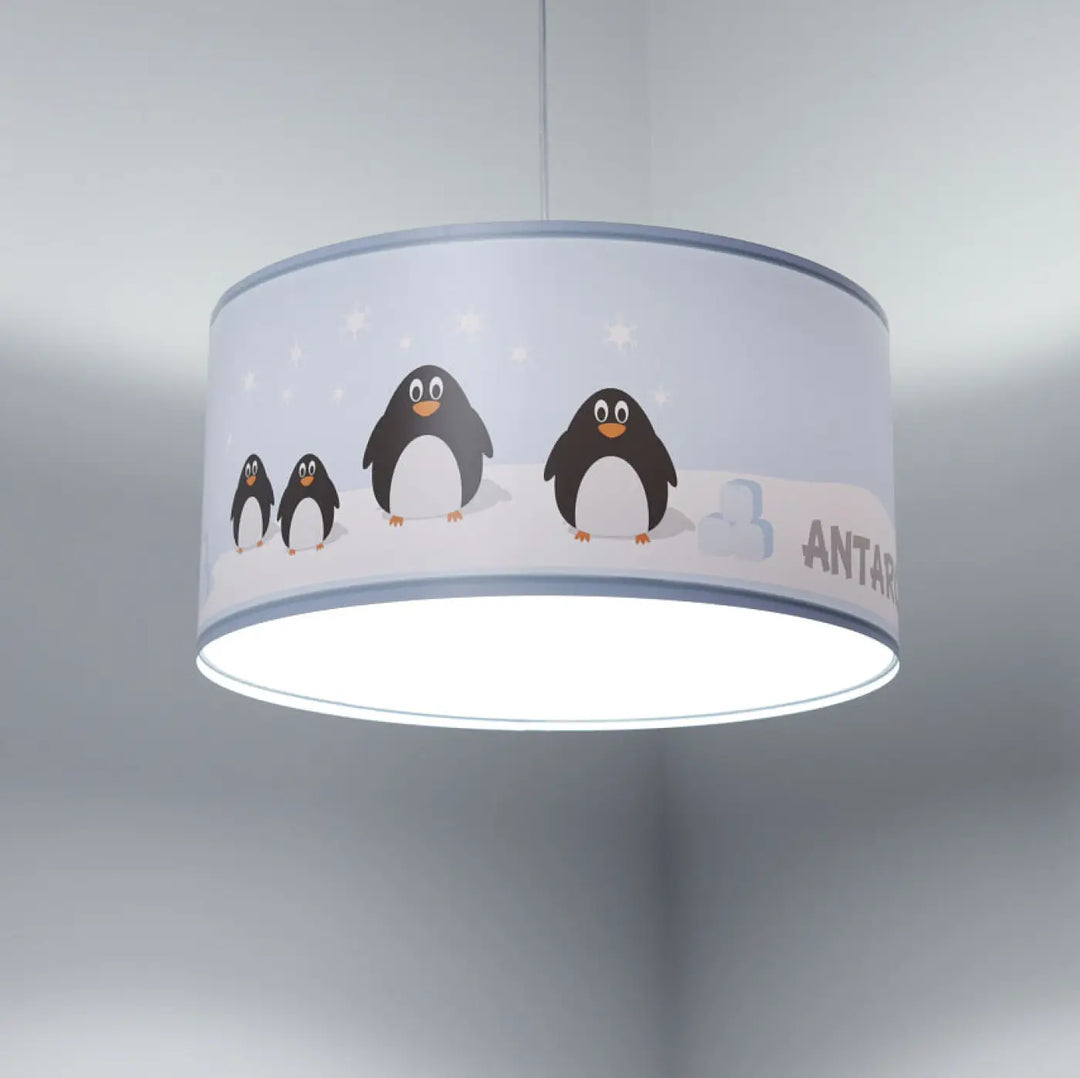 Suspension luminaire cylindrique avec abat-jour tissu bleu clair blanc à motifs pingouins et lettrage antar gris
