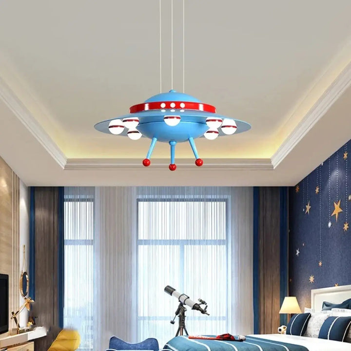 Suspension luminaire cosmolux en forme de soucoupe volante bleu et rouge avec ampoules blanches circulaires pour enfant
