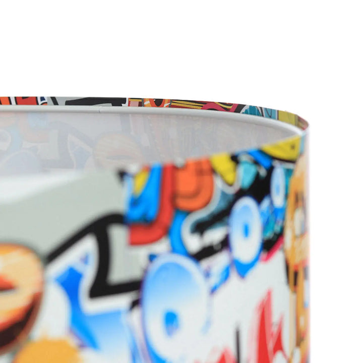 Suspension luminaire enfant avec abat-jour cylindrique en style graffiti coloré bleu orange jaune rouge et blanc