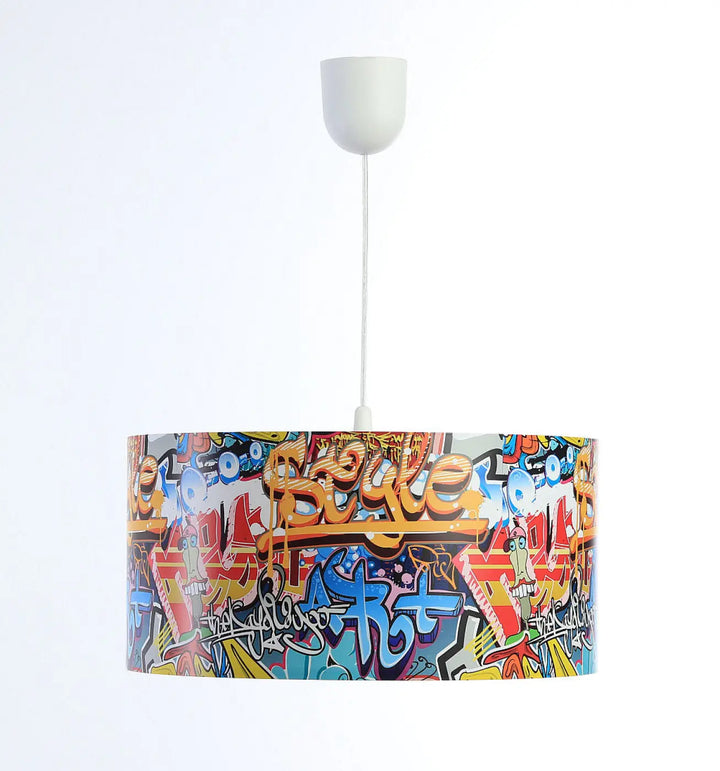 Luminaire suspension enfant cylindrique coloré avec motif graffiti vibrant et montage de plafond blanc