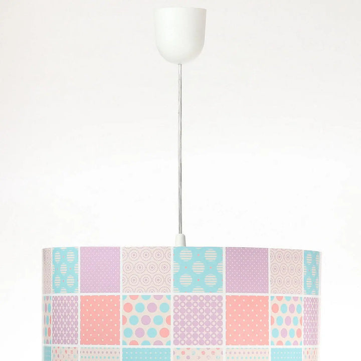 Suspension luminaire enfant pastel multicolore avec abat-jour patchwork pastel tige métallique fine et fixation plafond blanche