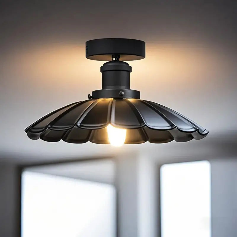 Suspension luminaire fleur sculptée en métal au design élégant