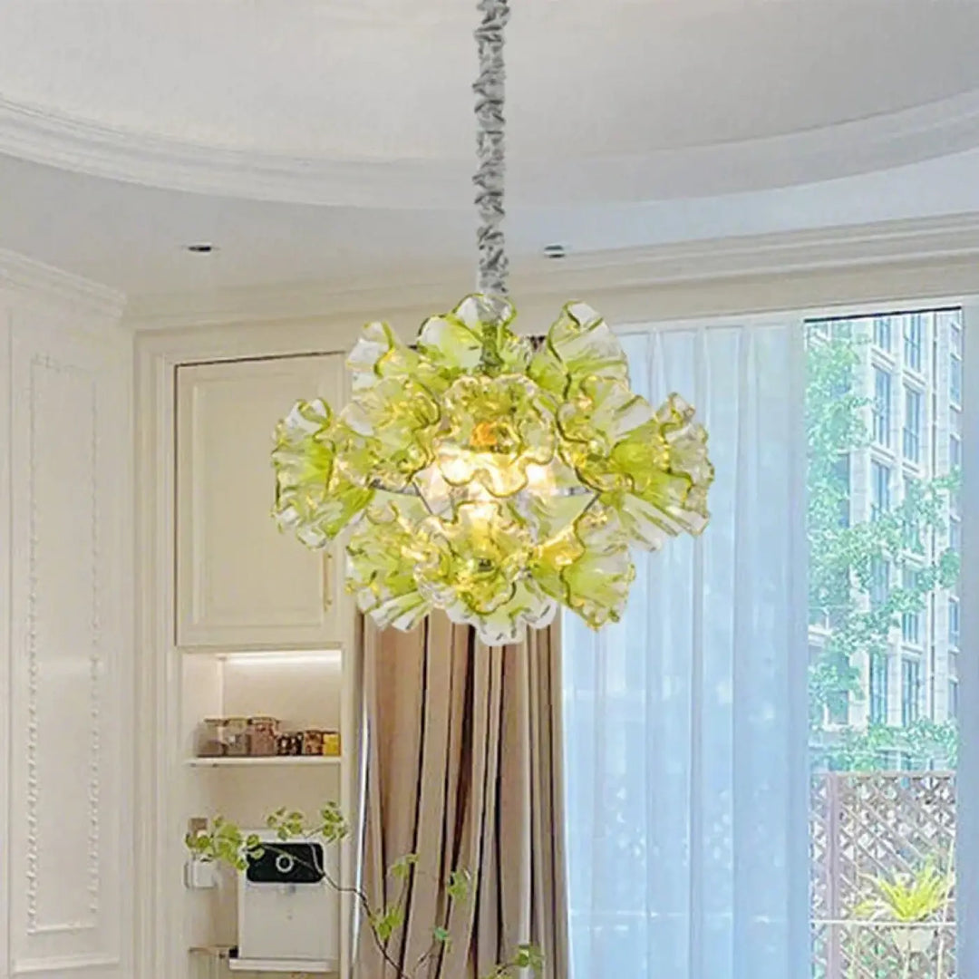 Suspension luminaire murano en verre délicat vert citron translucide avec formes florales et chaîne argentée texturée