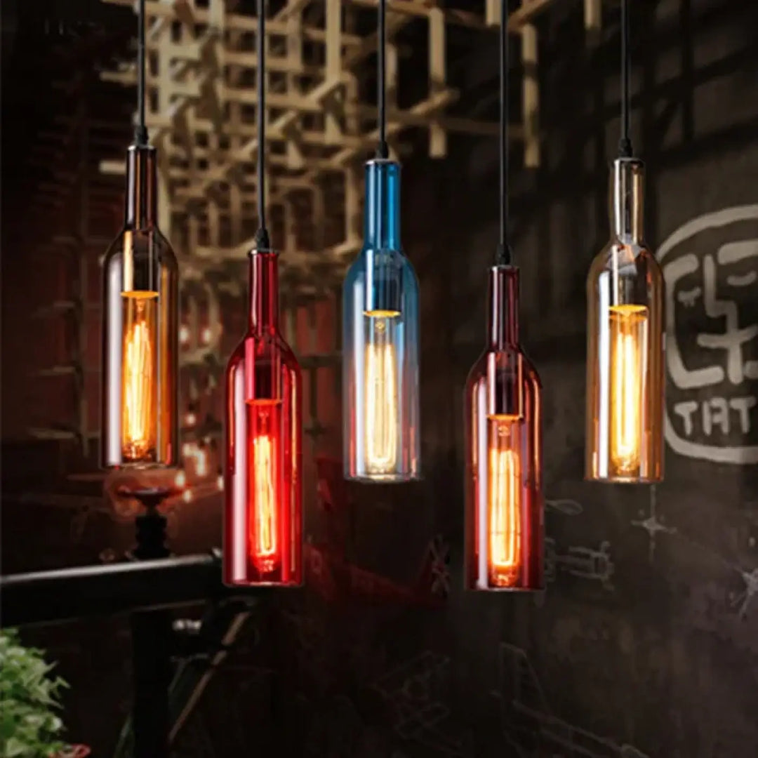 Suspension luminaire aria avec bouteille colorée en verre et ampoules filament vintage pour un éclairage décoratif