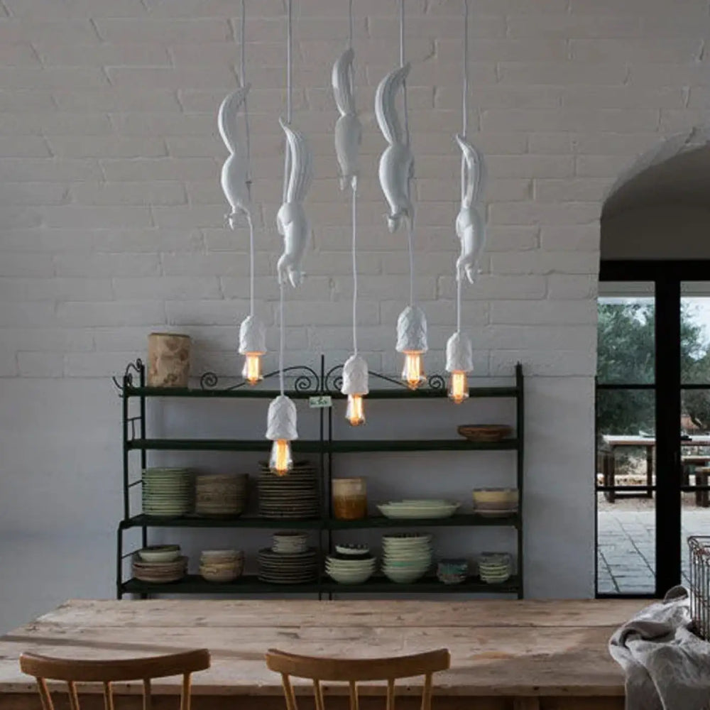 Suspension luminaire blanc en forme d’écureuil en céramique avec ampoules à filament apparent pour décoration intérieure