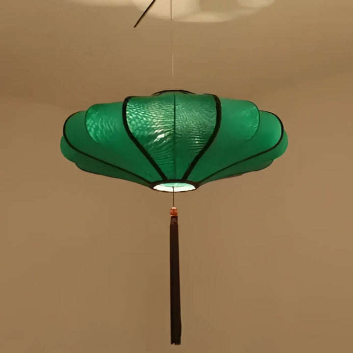 Suspension luminaire sanga vert plissé avec franges élégantes noires et tassel suspendu comme objet décoratif