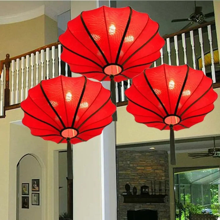 Trois suspension luminaire rouges en forme de pétale avec franges élégantes, un objet décoratif moderne pour intérieur
