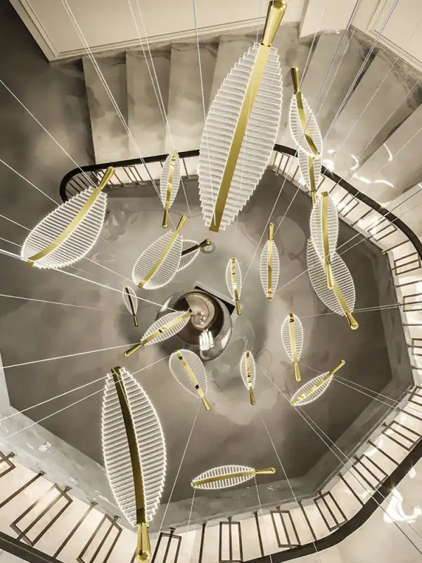 Suspension luminaire en forme de plume cristal et doré élégant