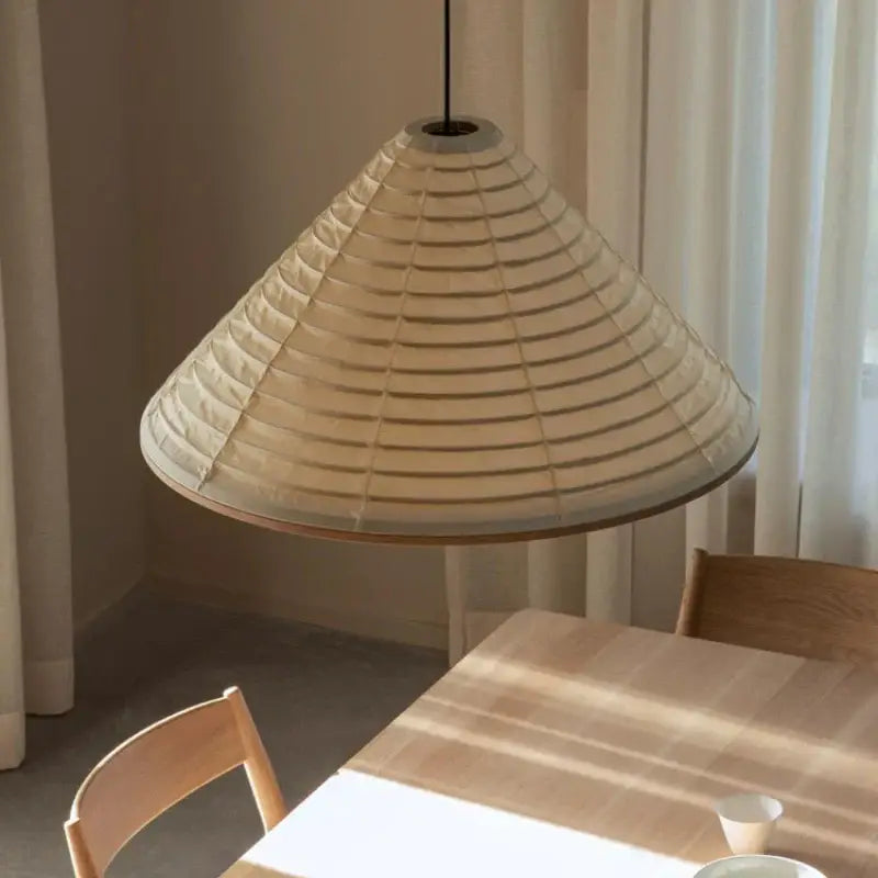 Suspension luminaire en forme de pyramide blanche design originale

