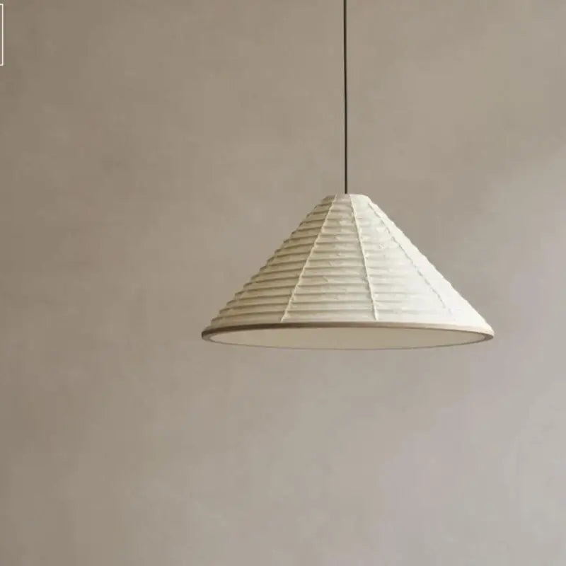Suspension luminaire en forme de pyramide blanche design originale

