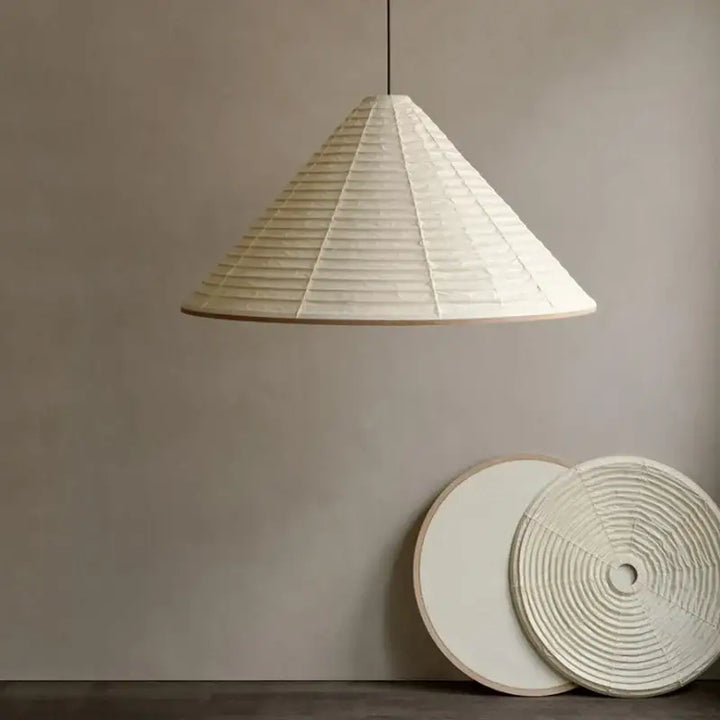 Suspension luminaire en forme de pyramide blanche design originale

