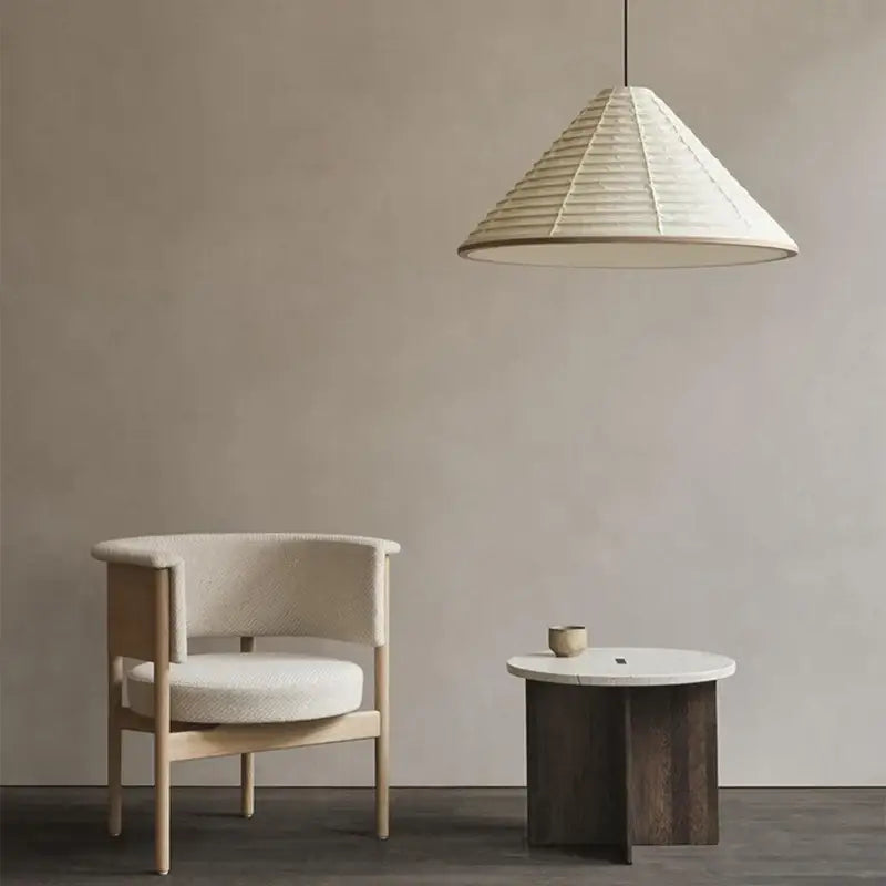 Suspension luminaire en forme de pyramide blanche design originale

