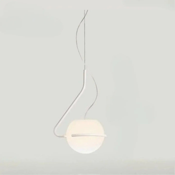 Suspension luminaire asim avec globe opalin sphérique et bras asymétrique en métal courbé minimaliste blanc