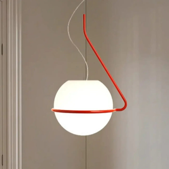 Suspension luminaire asim avec globe opalin blanc suspendu par un bras asymétrique rouge en métal