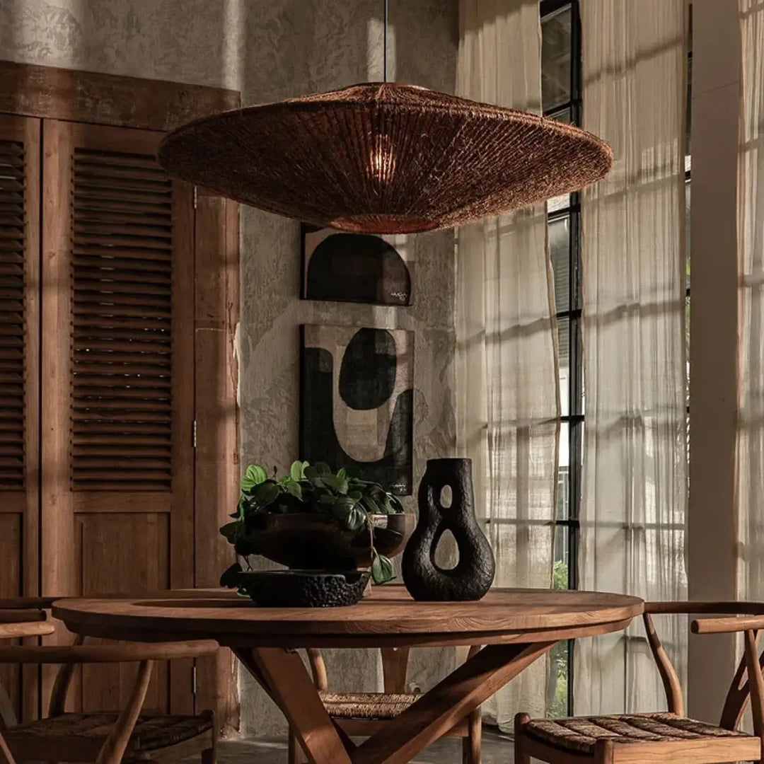 Suspension luminaire bruni en osier tressé style rustique avec texture organique et lumière ambre chaleureuse