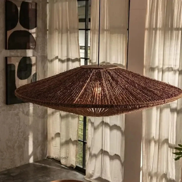 Suspension luminaire bruni en osier tressé style brun avec large canopée circulaire et motif radial visible