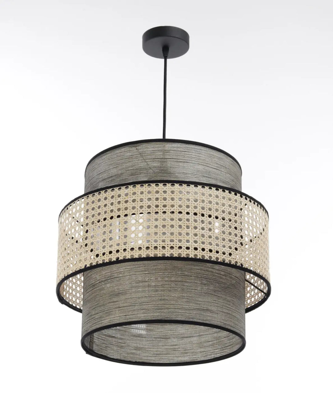 Suspension luminaire doblo rotin beige et gris avec structure en métal noir et abat-jour en rotin tressé naturel pour plafond