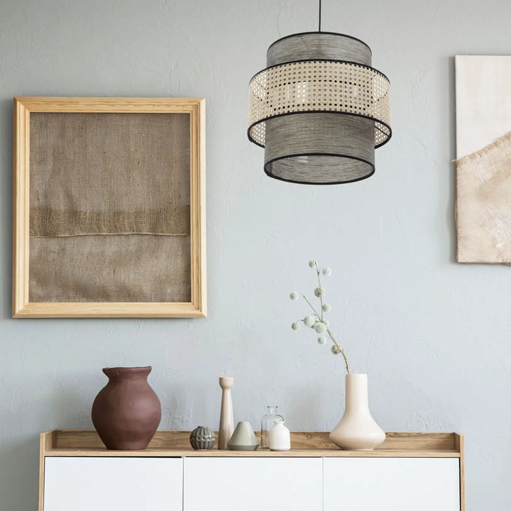 Suspension luminaire doblo rotin beige gris en rotin tressé gris foncé et beige, luminaire de plafond élégant pour vos working days