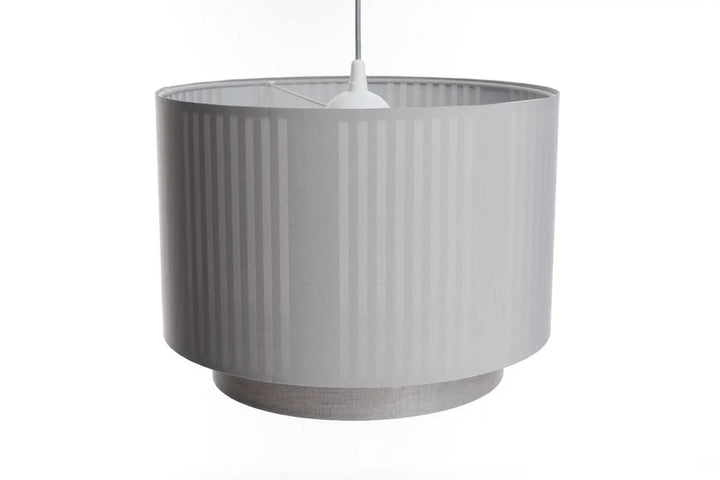 Suspension luminaire grise duo lami line avec abat-jour plissé en forme de tambour et suspension blanche