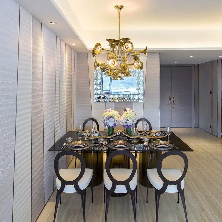 Suspension luminaire haut de gamme en trompettes dorées

