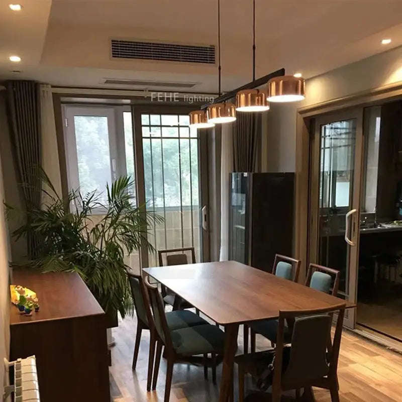 Suspension luminaire linéaire moderne à quatre abat-jours cuivrés

