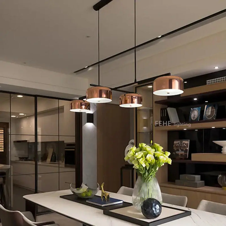 Suspension luminaire linéaire moderne à quatre abat-jours cuivrés

