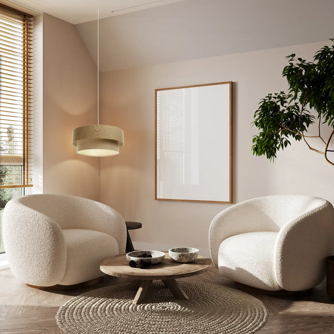 Suspension luminaire marron duo boho elegant avec fauteuils crèmes en tissu pelucheux aux formes arrondies