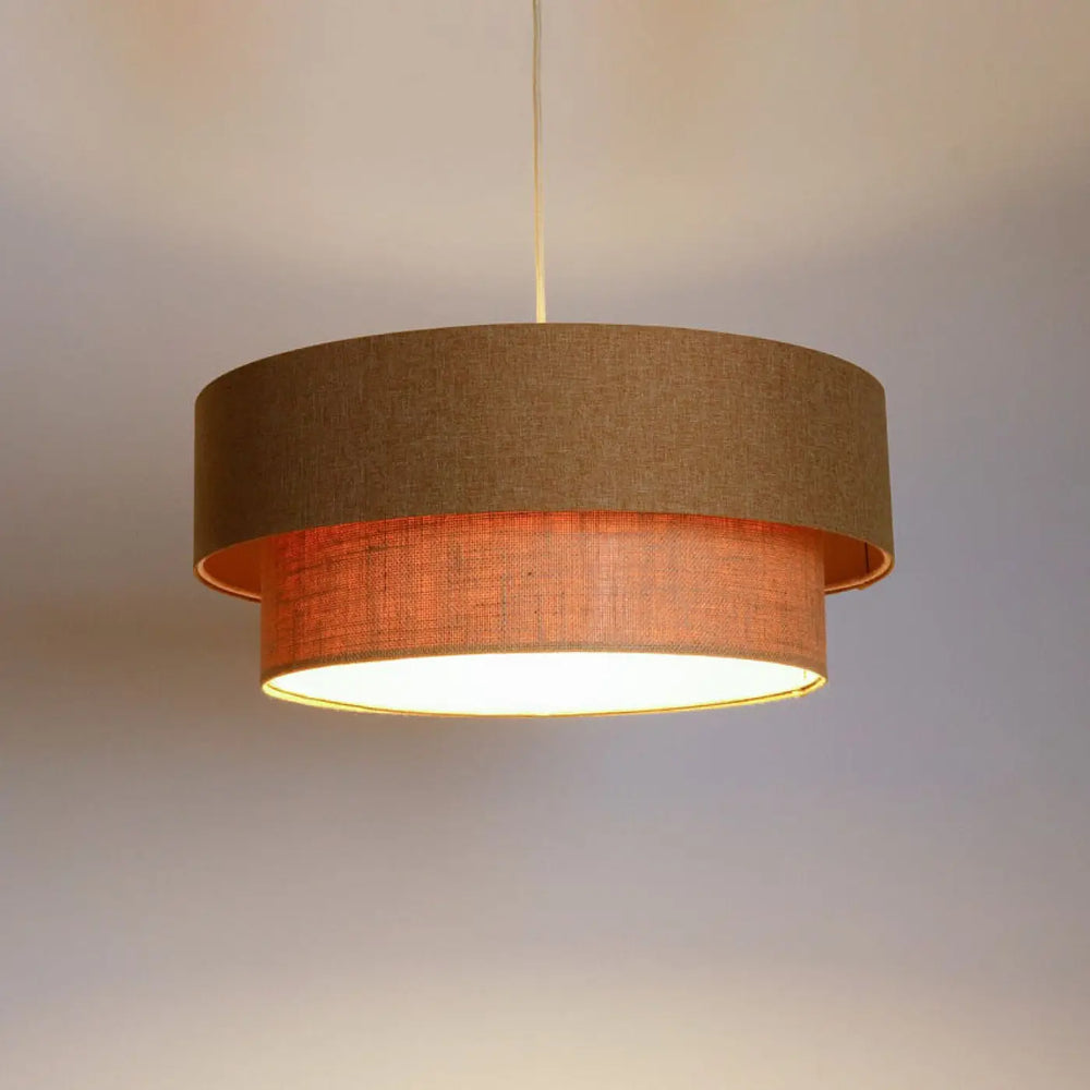 Suspension luminaire duo boho elegant marron avec double abat-jour texturé beige et intérieur cuivre chaud suspendu par cordon fin
