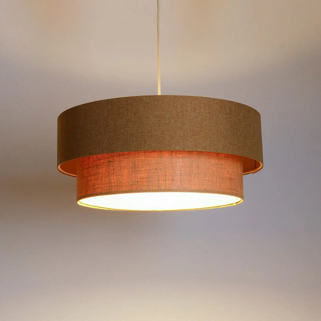 Suspension luminaire duo boho elegant marron avec double abat-jour texturé beige et intérieur cuivre chaud suspendu par cordon fin