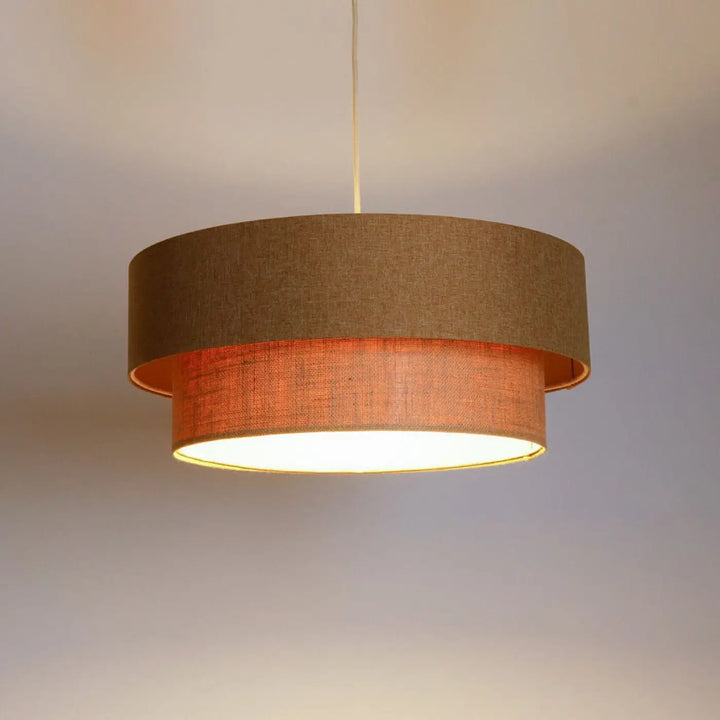 Suspension luminaire duo boho elegant marron avec double abat-jour texturé beige et intérieur cuivre chaud suspendu par cordon fin