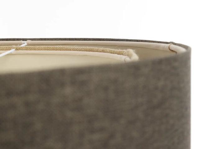 Suspension luminaire marron gris avec abat-jour en tissu gris texturé beige et structure filaire dorée visible