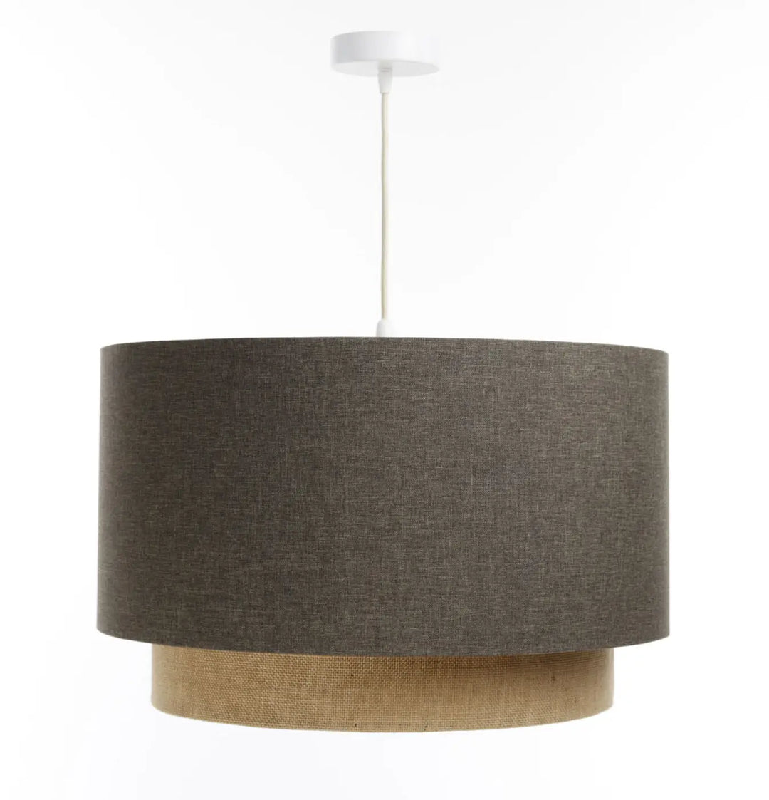 Suspension luminaire duo boho elegant marron gris avec abat-jour en tissu gris texturé et base en toile de jute beige naturel suspendue par un cordon blanc