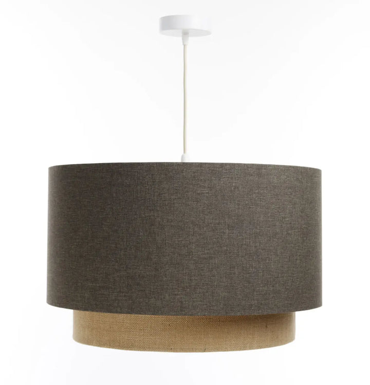 Suspension luminaire duo boho elegant marron gris avec abat-jour en tissu gris texturé et base en toile de jute beige naturel suspendue par un cordon blanc