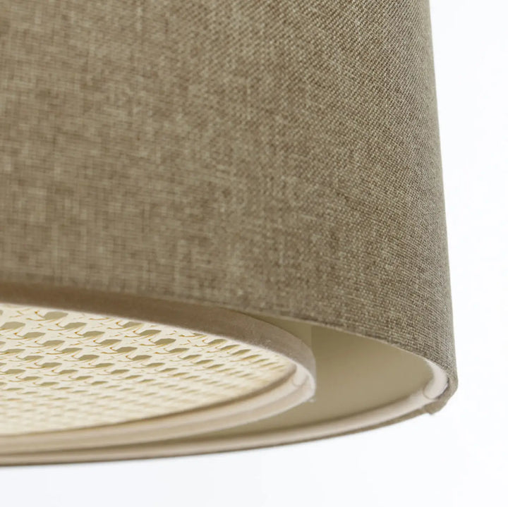 Suspension luminaire marron avec abat-jour textile beige et base en rotin tissé design cylindrique sable