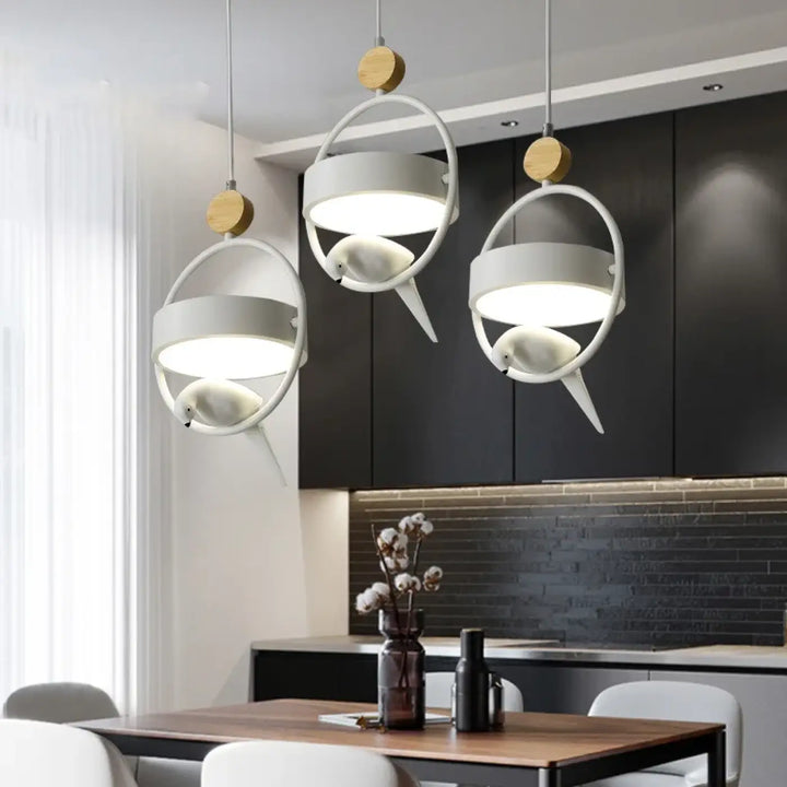 Suspension luminaire en métal et bois avec oiseau élégant
