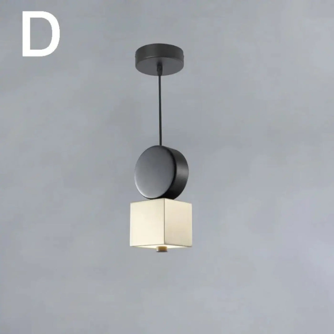 Suspension luminaire altis design minimaliste avec abat-jour carré en tissu écru et top circulaire noir mat en métal doré