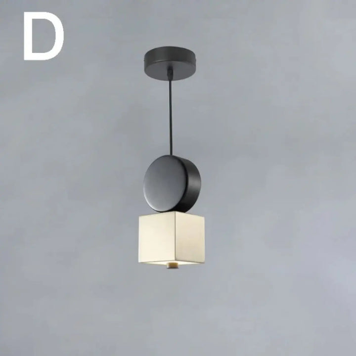 Suspension luminaire altis design minimaliste avec abat-jour carré en tissu écru et top circulaire noir mat en métal doré