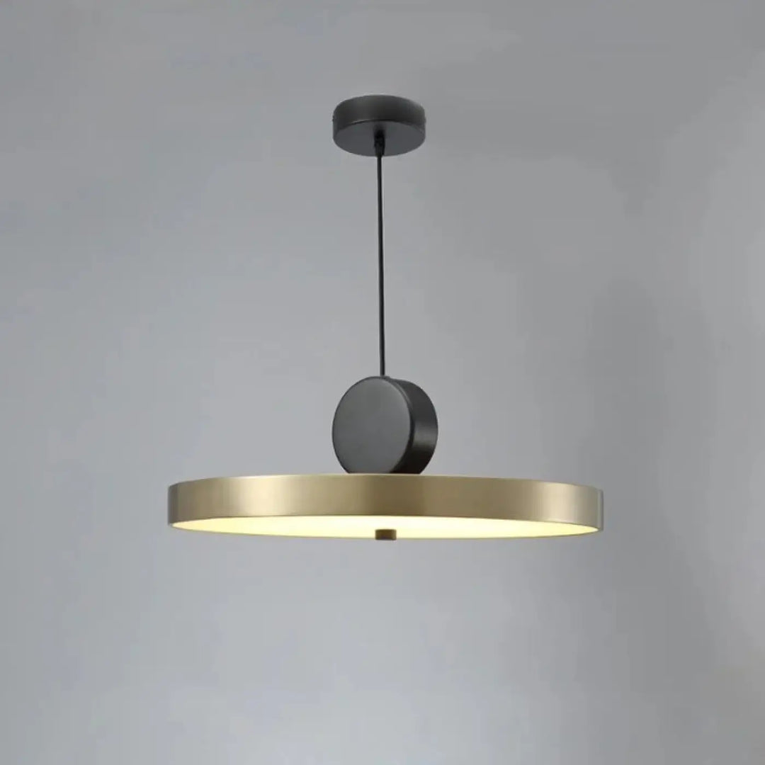 Suspension luminaire altis design minimaliste avec métal doré anneau diffuseur et monture noire élégante au plafond