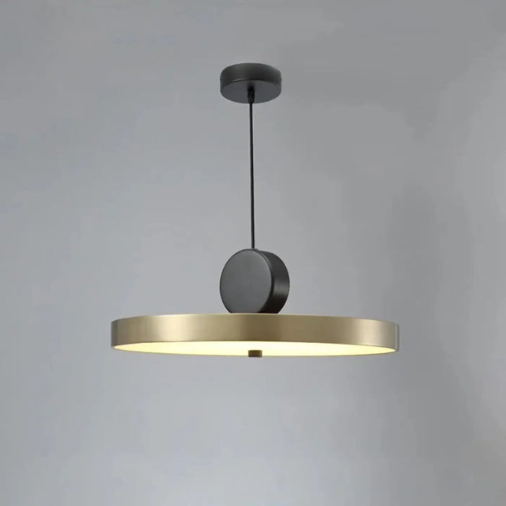 Suspension luminaire altis design minimaliste avec métal doré anneau diffuseur et monture noire élégante au plafond