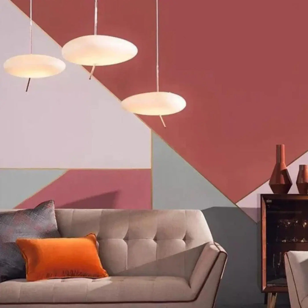 Suspension luminaire minimaliste blanca avec trois suspensions blanches design sculptural idéale comme idée cadeau