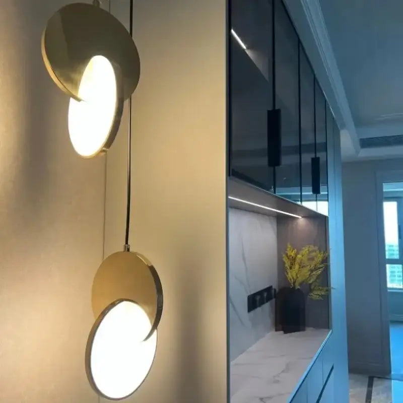Suspension Luminaire Minimaliste Avec Un Disque Aluminium Acrylique