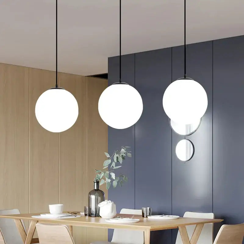 Suspension luminaire minimaliste avec une grosse boule blanche

