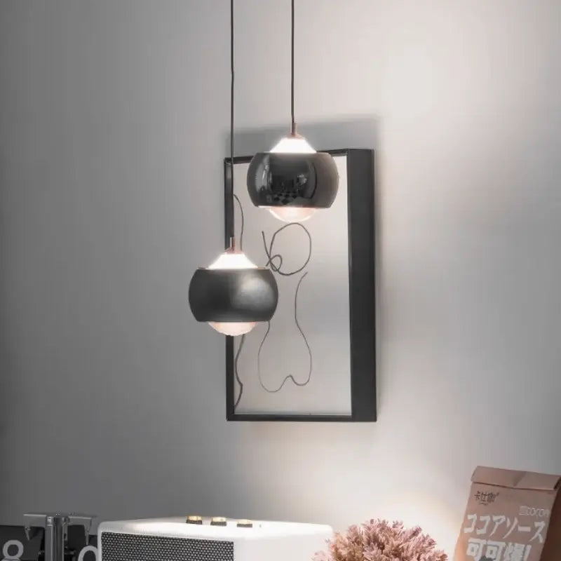 Suspension luminaire moderne boule métal noir et doré chic