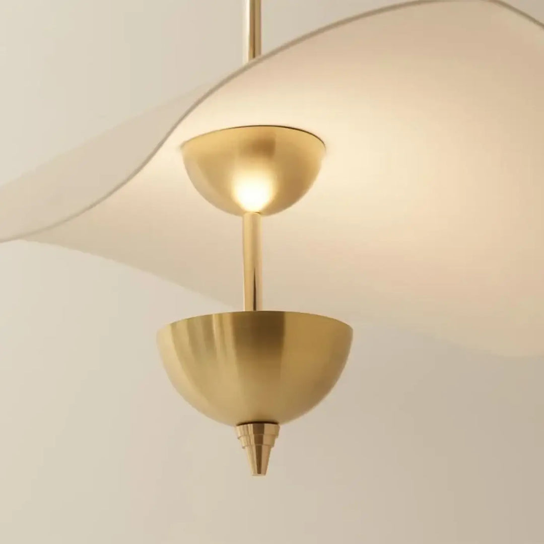 Suspension luminaire moderne dorée design aérien élégant