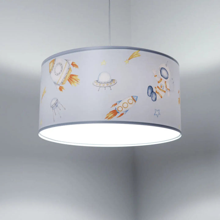 Suspension luminaire moderne avec abat-jour cylindrique blanc et motifs fusées orange bleu et gris pour chambre enfants