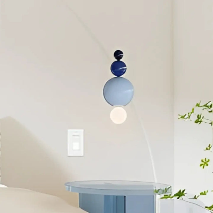Suspension luminaire moderne resinia avec quatre sphères en verre bleu et blanc suspendues par un cordon fin