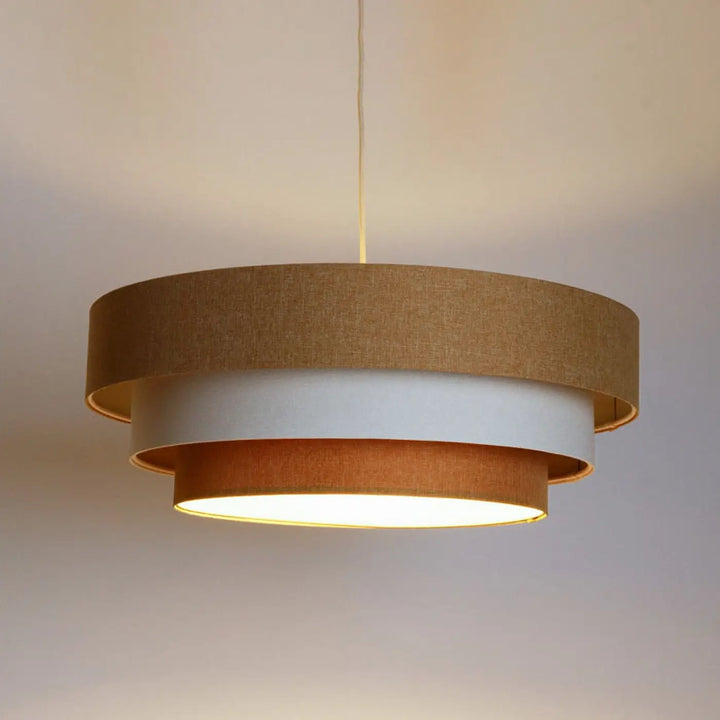 Suspension luminaire moderne triniti boho elegant avec anneaux beige moutarde crème en tissu texturé et lumière douce intérieure