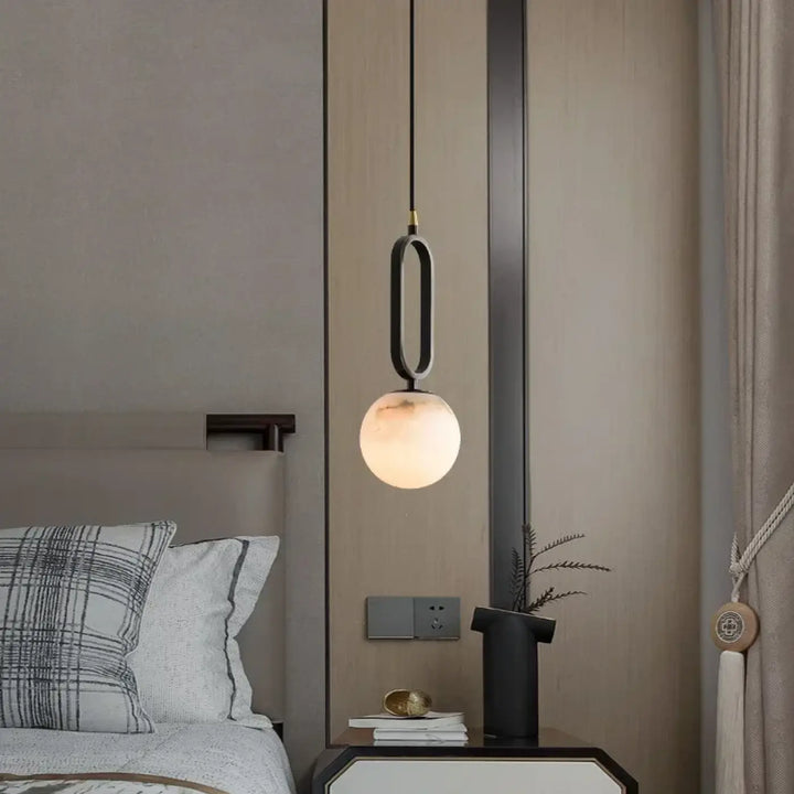 Suspension luminaire moderne noire en métal avec globe en verre dépoli luminaire moderne marbria